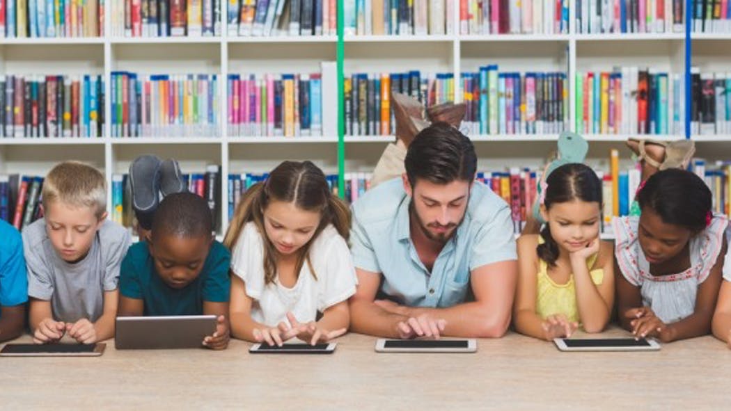 Rentrée scolaire : comment protéger les yeux des enfants travaillant sur tablette ?